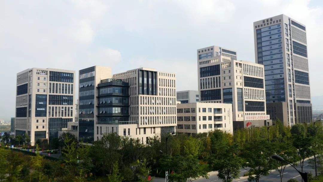 煙臺銀湖創(chuàng)新中心A、B區(qū)外墻清洗工程